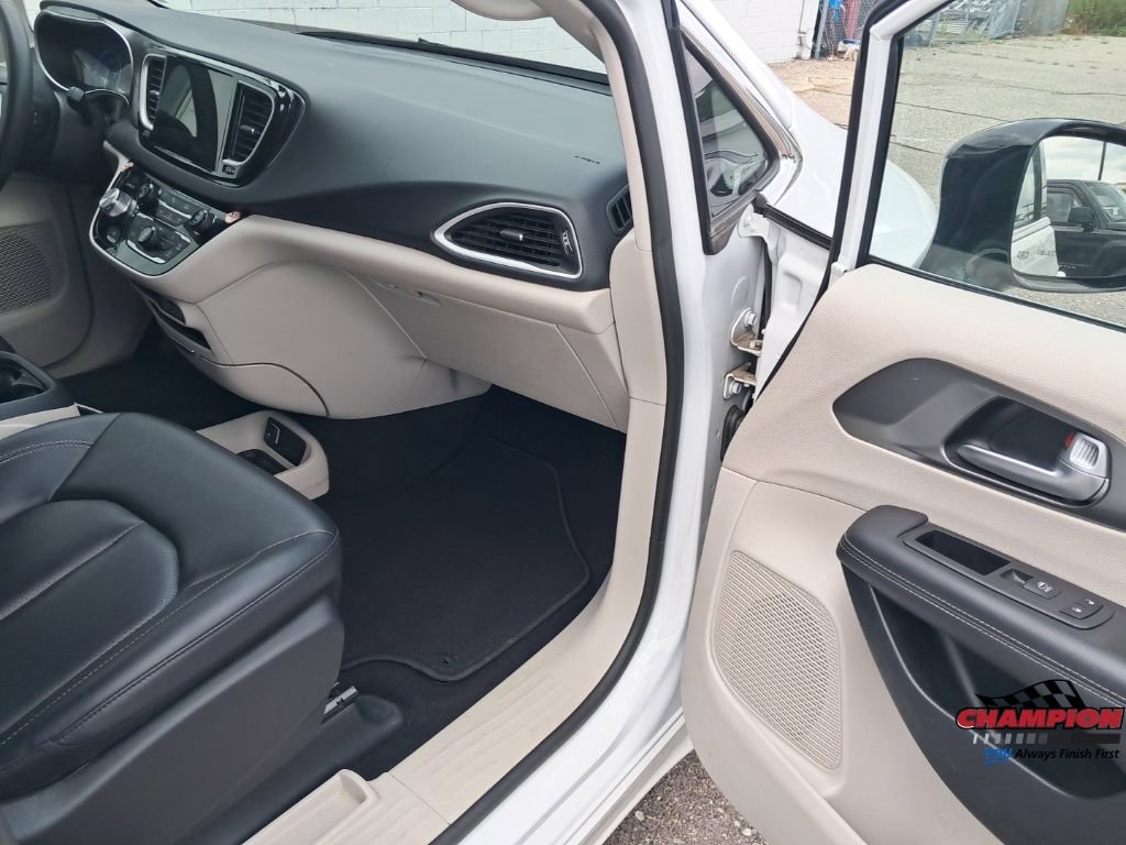 Used 2024 Chrysler Pacifica Touring-L FWD image 21