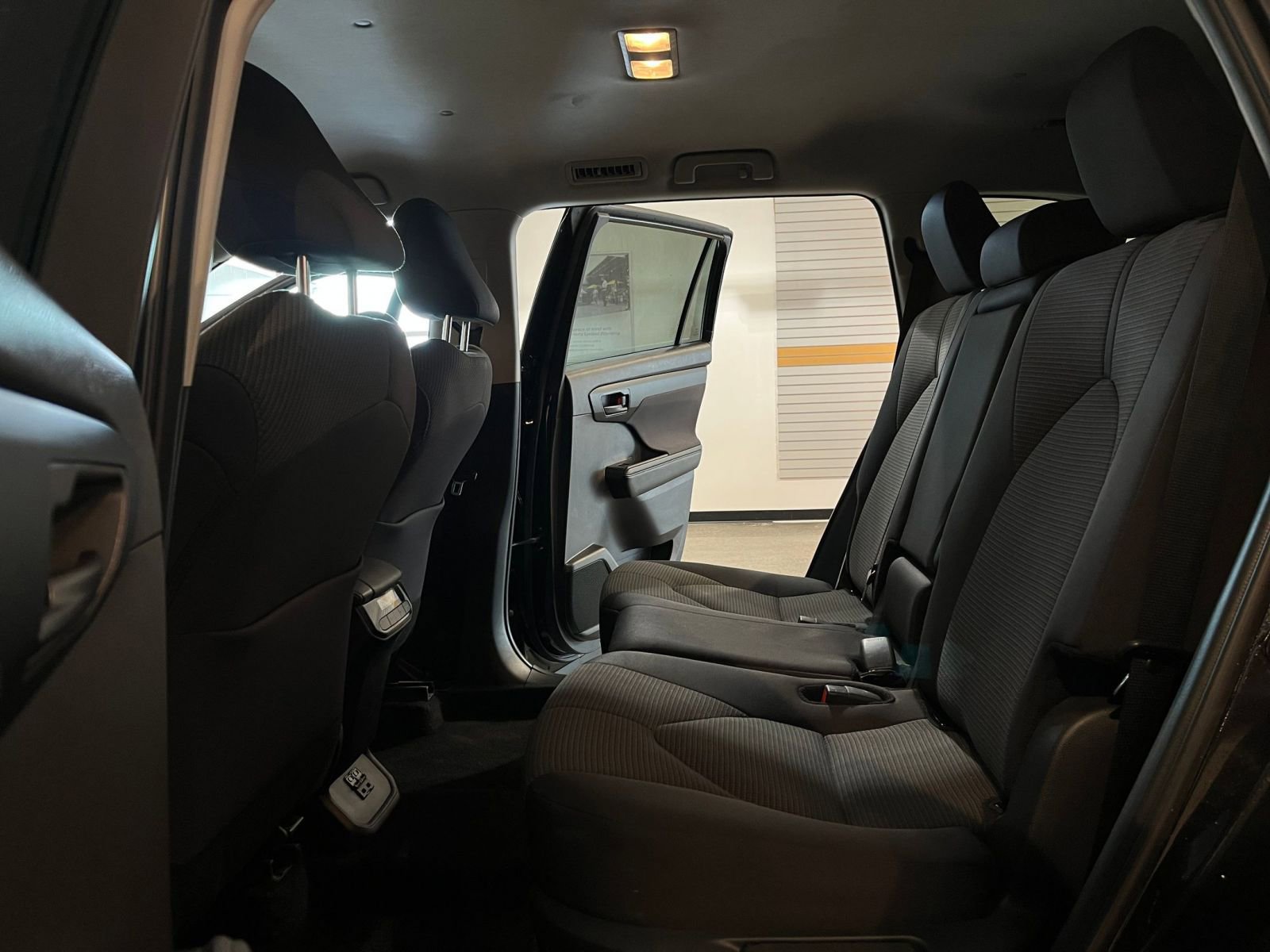 Used 2025 Toyota Highlander LE FWD image 27