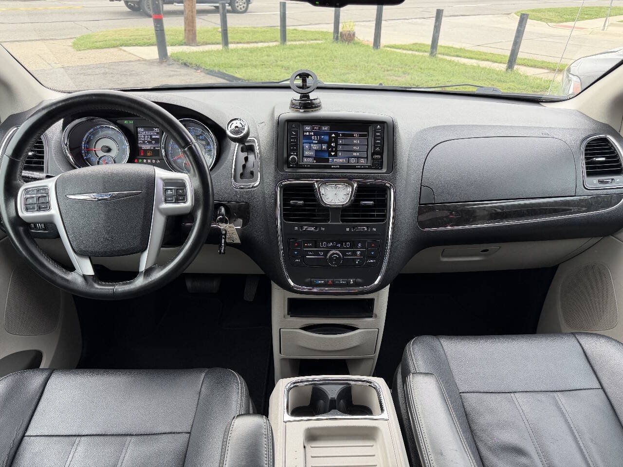 Used 2016 Chrysler Town & Country Touring FWD image 9