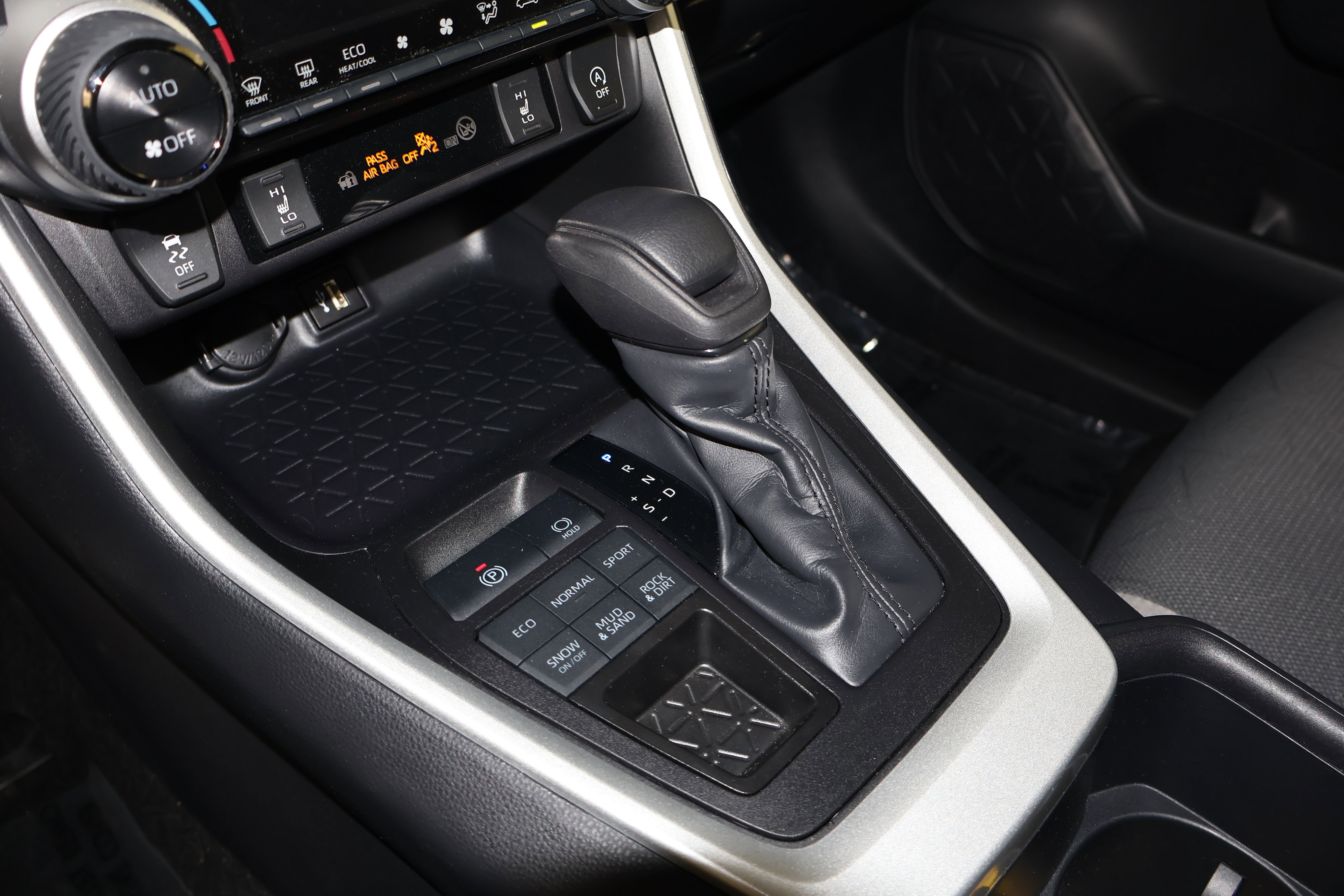 Used 2025 Toyota RAV4 XLE w/ Convenience Package image 32