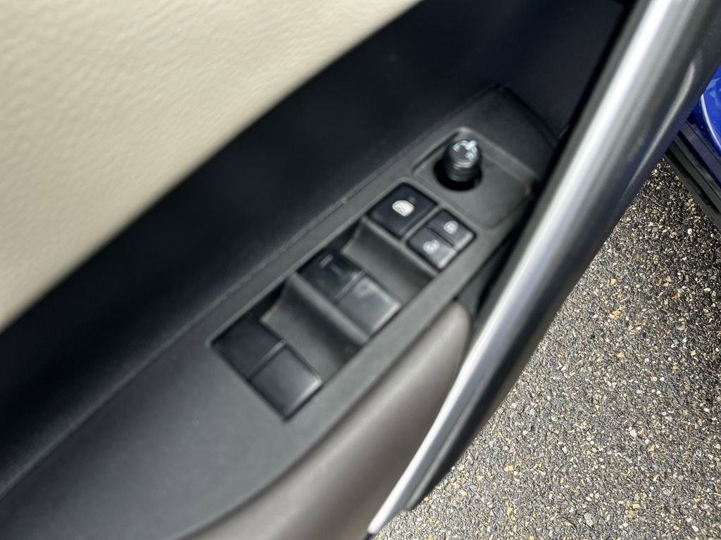 Used 2023 Toyota Corolla Cross XLE w/ Convenience Package image 19