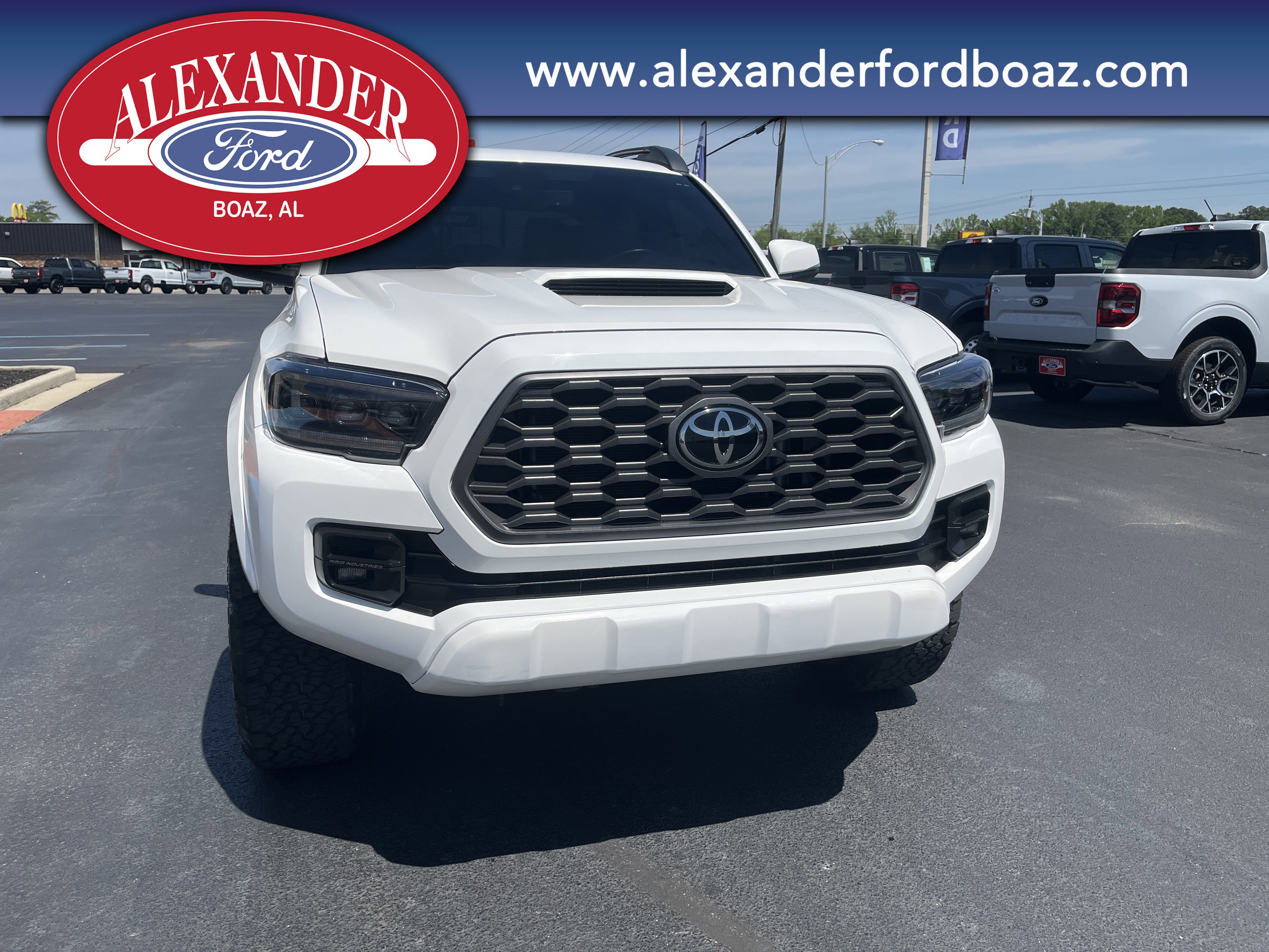 Used 2022 Toyota Tacoma TRD Sport w/ Technology Package RWD image 5