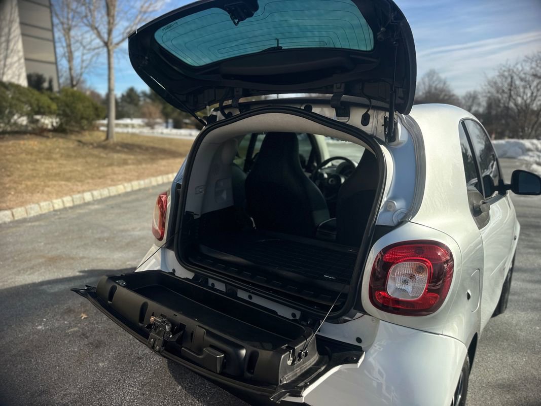 Used 2017 smart fortwo pure image 16