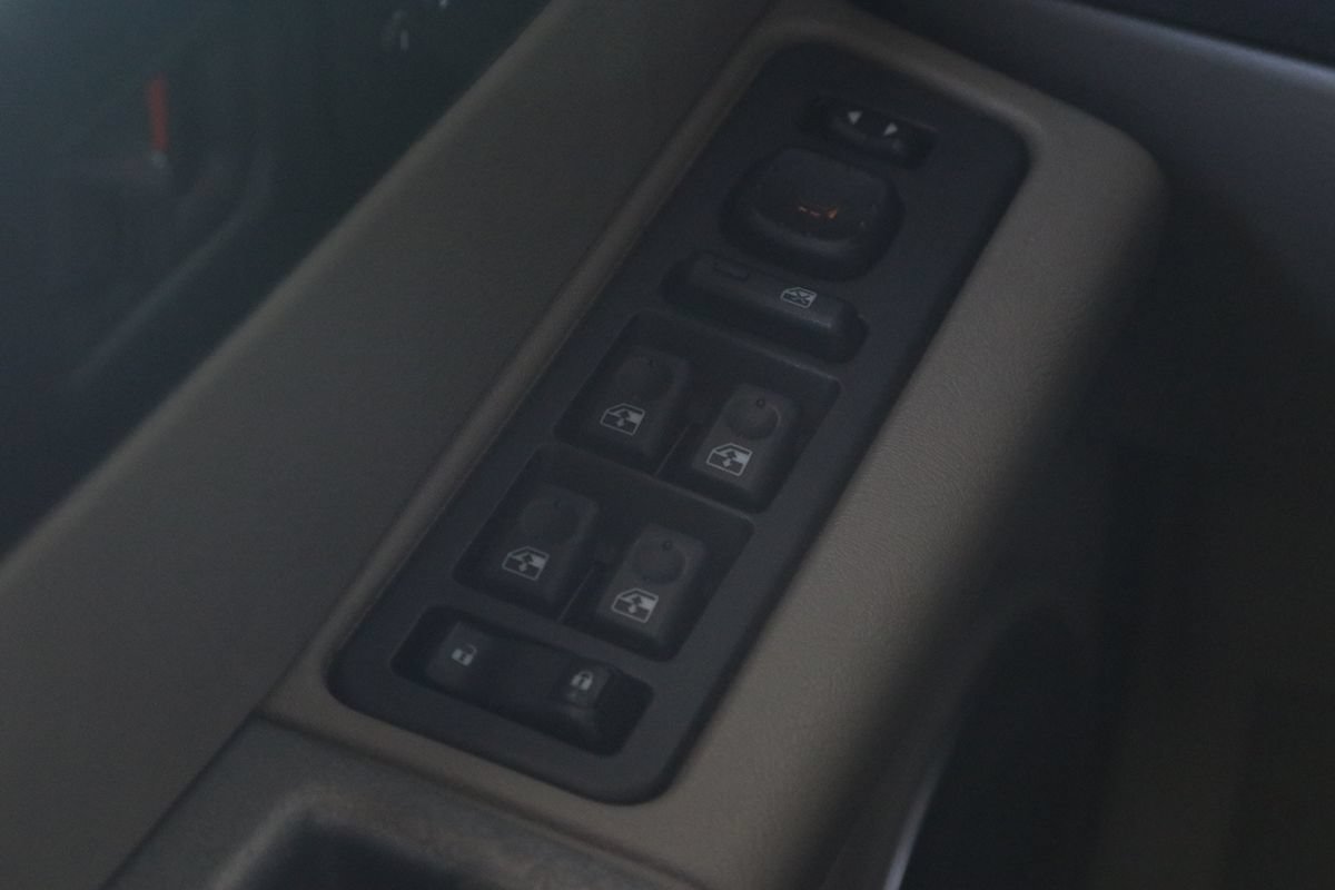 Used 2004 HUMMER H2 w/ Preferred Equipment Group AWD/4WD image 25