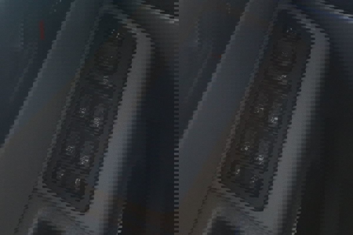 Used 2004 HUMMER H2 w/ Preferred Equipment Group image 25