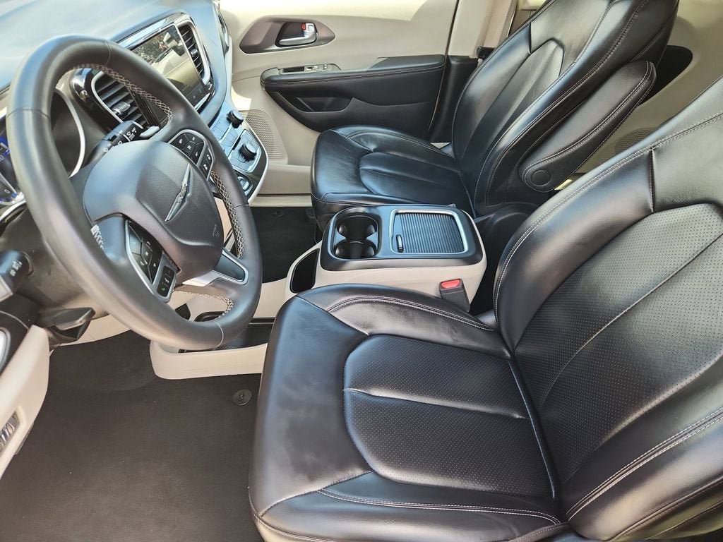 Used 2023 Chrysler Pacifica Touring-L FWD image 9