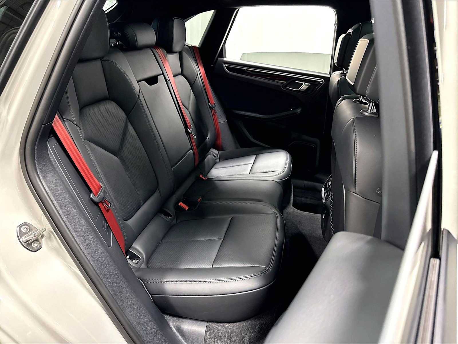 Used 2023 Porsche Macan AWD/4WD image 31