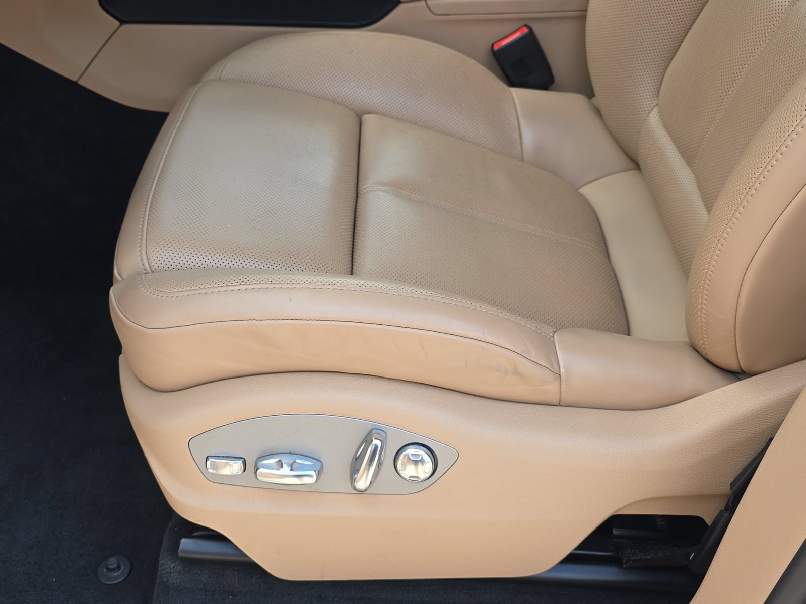 Certified 2022 Porsche Macan AWD/4WD image 17