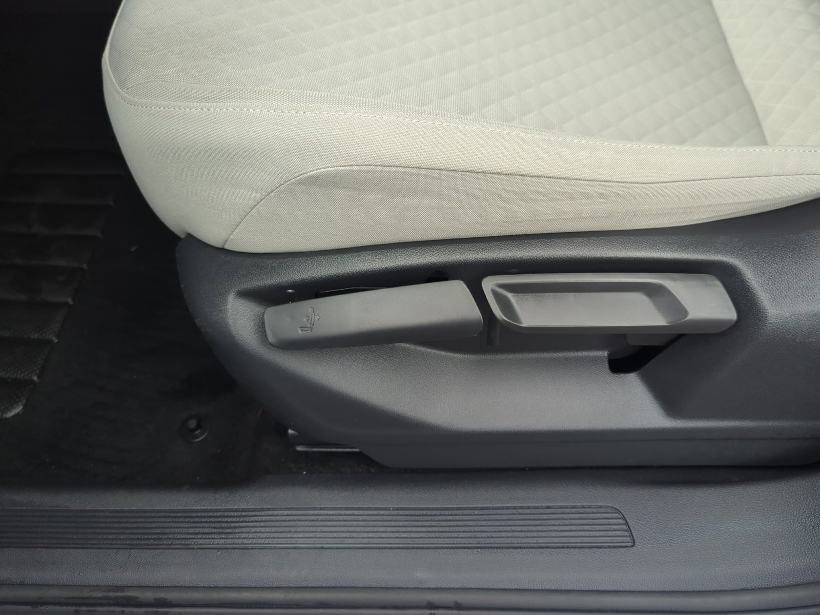 Used 2020 Volkswagen Tiguan S image 14