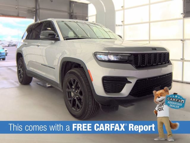 Used 2025 Jeep Grand Cherokee Altitude AWD/4WD image 2