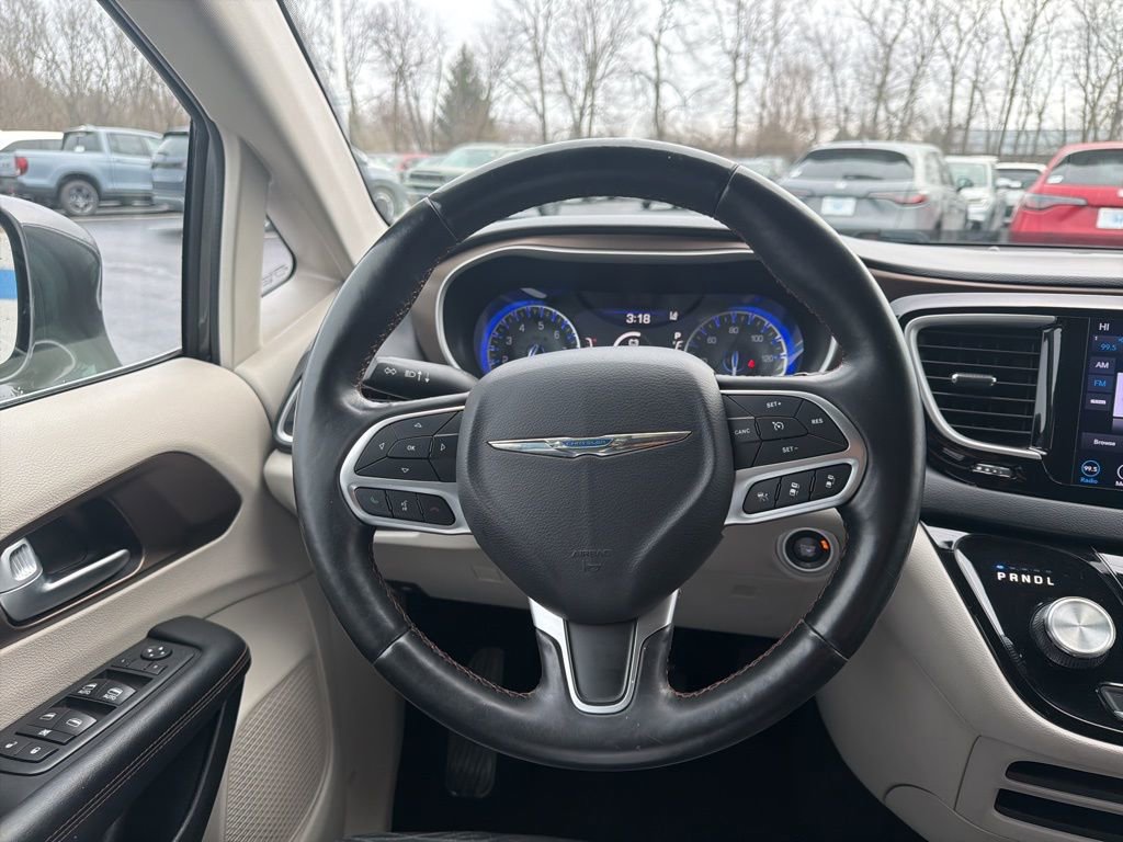 Used 2018 Chrysler Pacifica Touring-L w/ Advanced Safetytec Group image 11