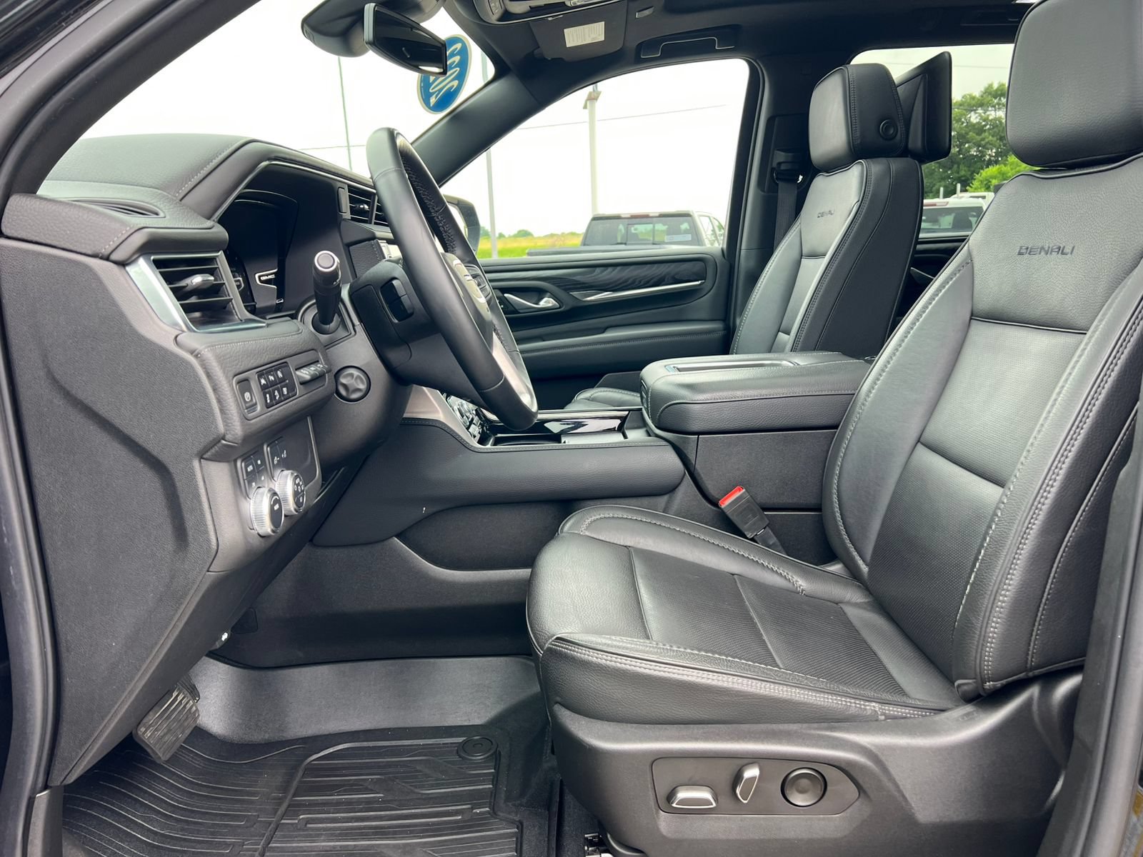 Used 2023 GMC Yukon XL Denali AWD/4WD image 4