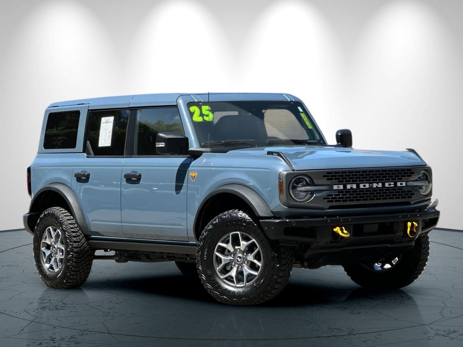 Used 2025 Ford Bronco Badlands AWD/4WD image 2