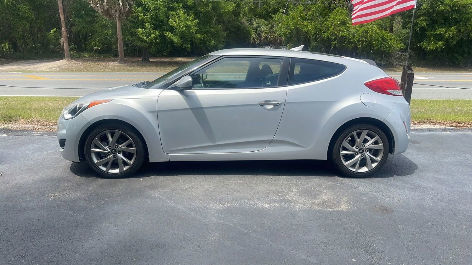 Used 2016 Hyundai Veloster FWD image 4