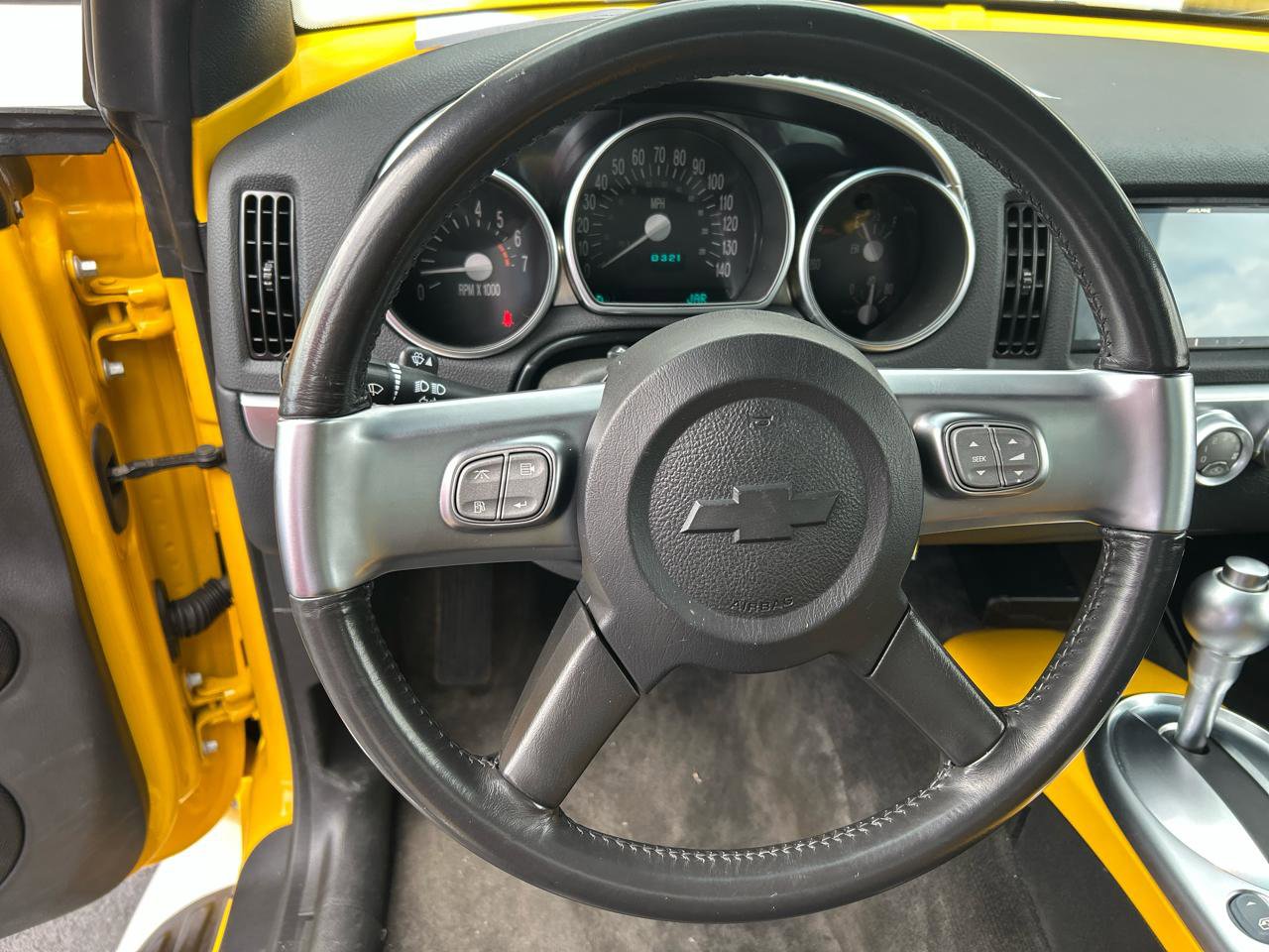 Used 2004 Chevrolet SSR w/ Preferred Equipment Group RWD image 13