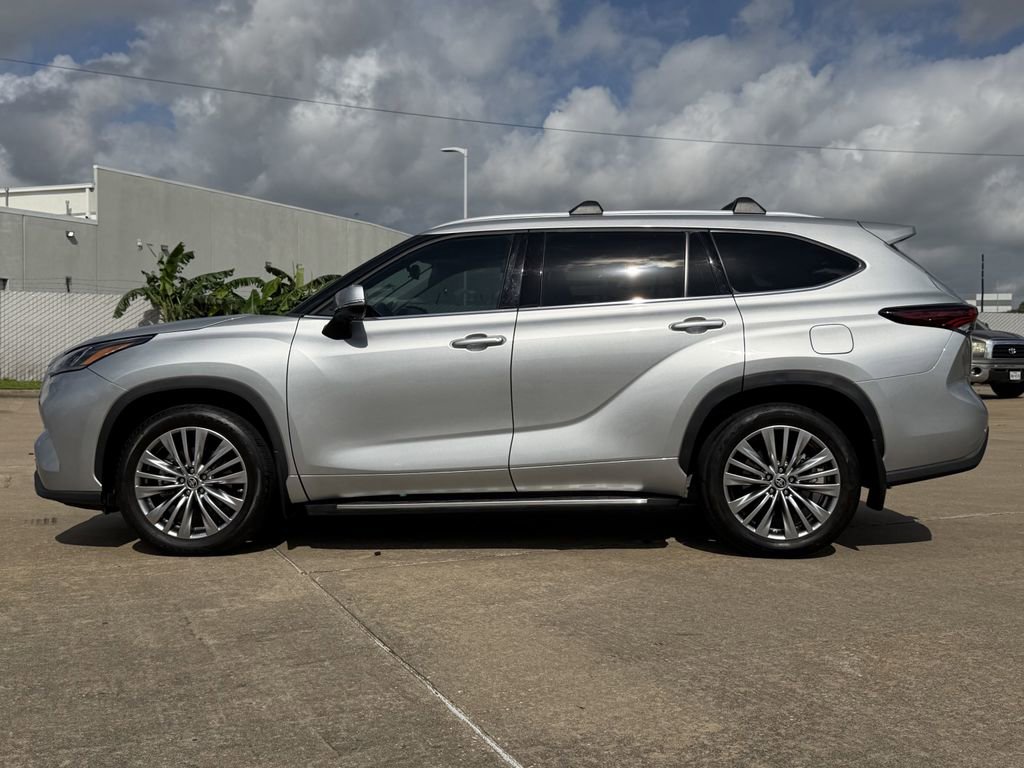 Used 2024 Toyota Highlander Platinum FWD image 6