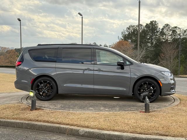 Used 2025 Chrysler Pacifica Limited image 8