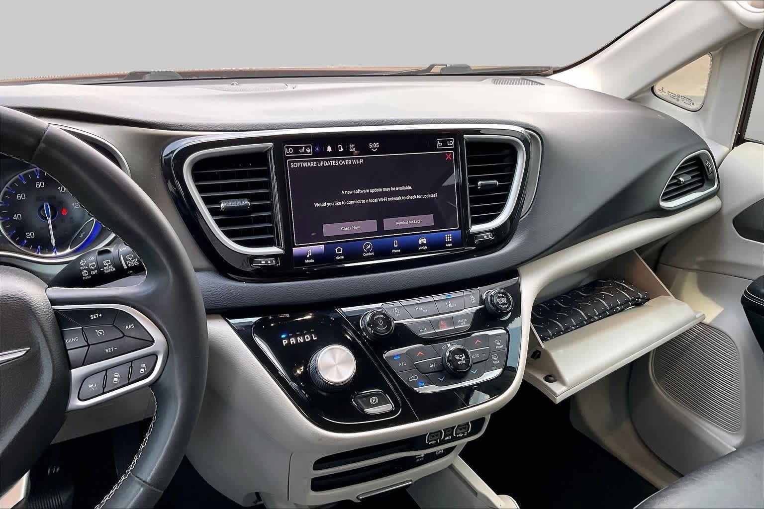 Used 2022 Chrysler Pacifica Touring-L FWD image 7