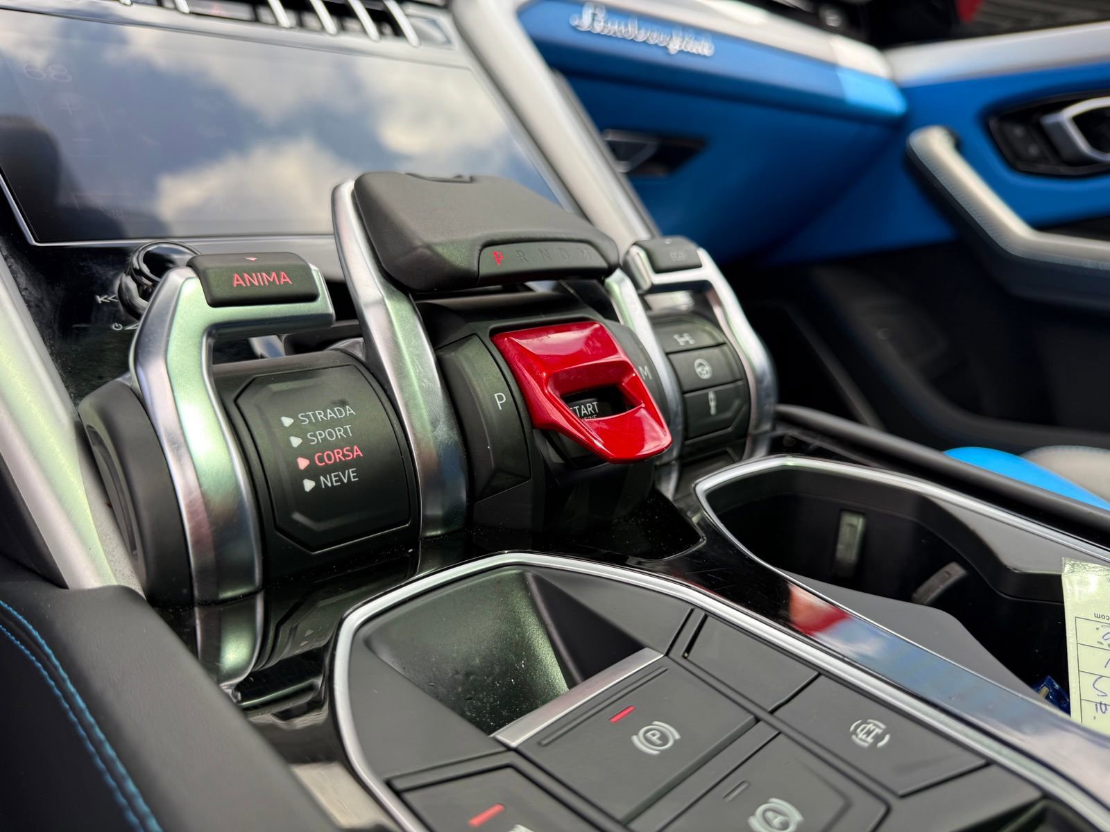 Used 2020 Lamborghini Urus image 32