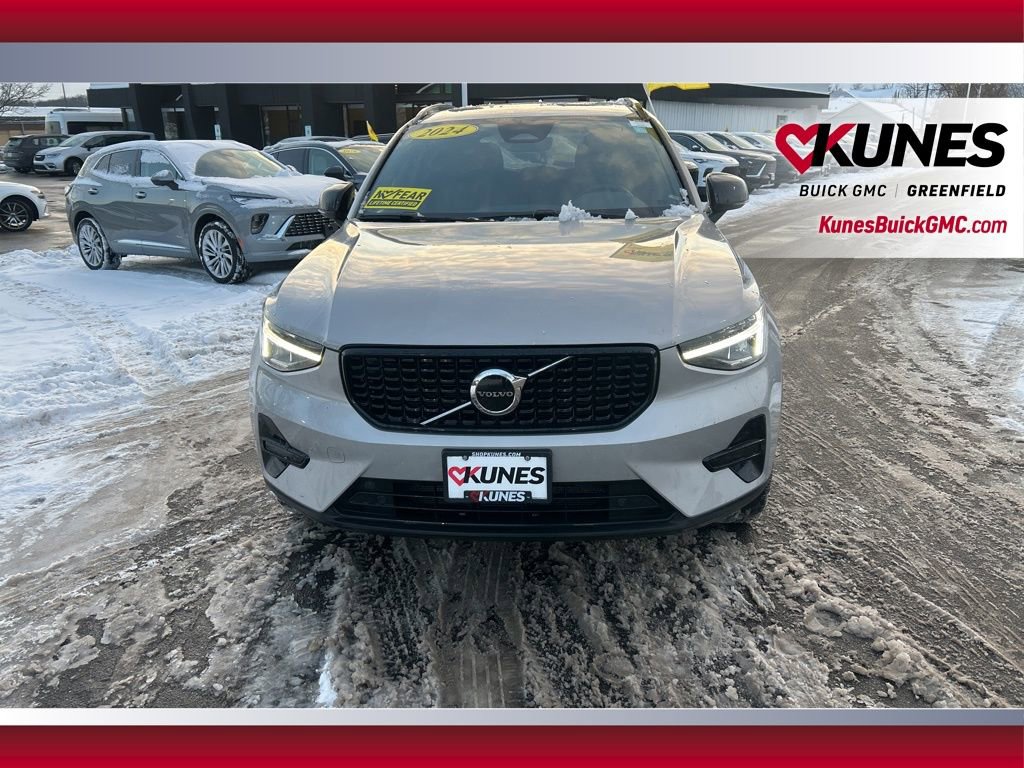 Used 2024 Volvo XC40 B5 Core image 12