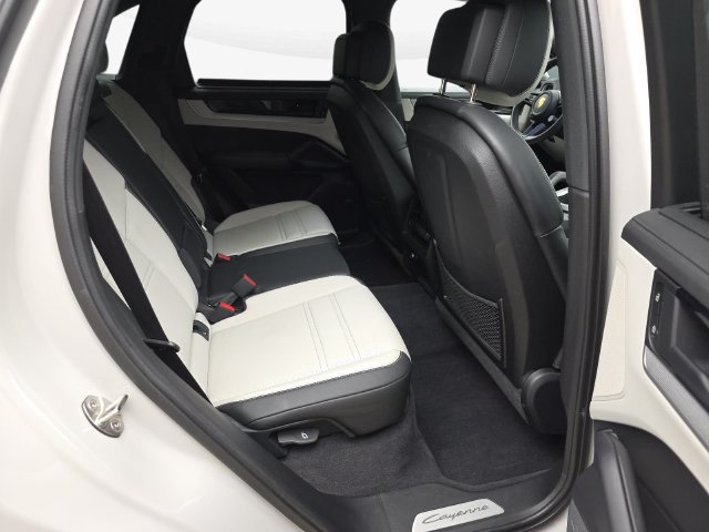 Used 2024 Porsche Cayenne AWD/4WD image 36