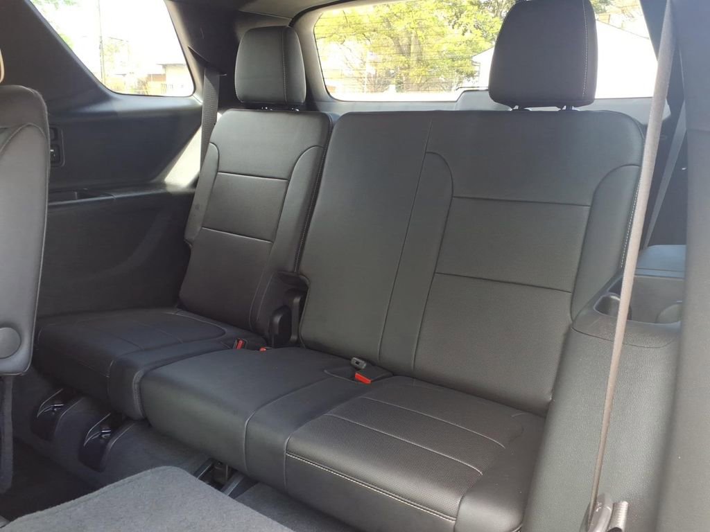 Used 2023 Chevrolet Traverse Premier image 12