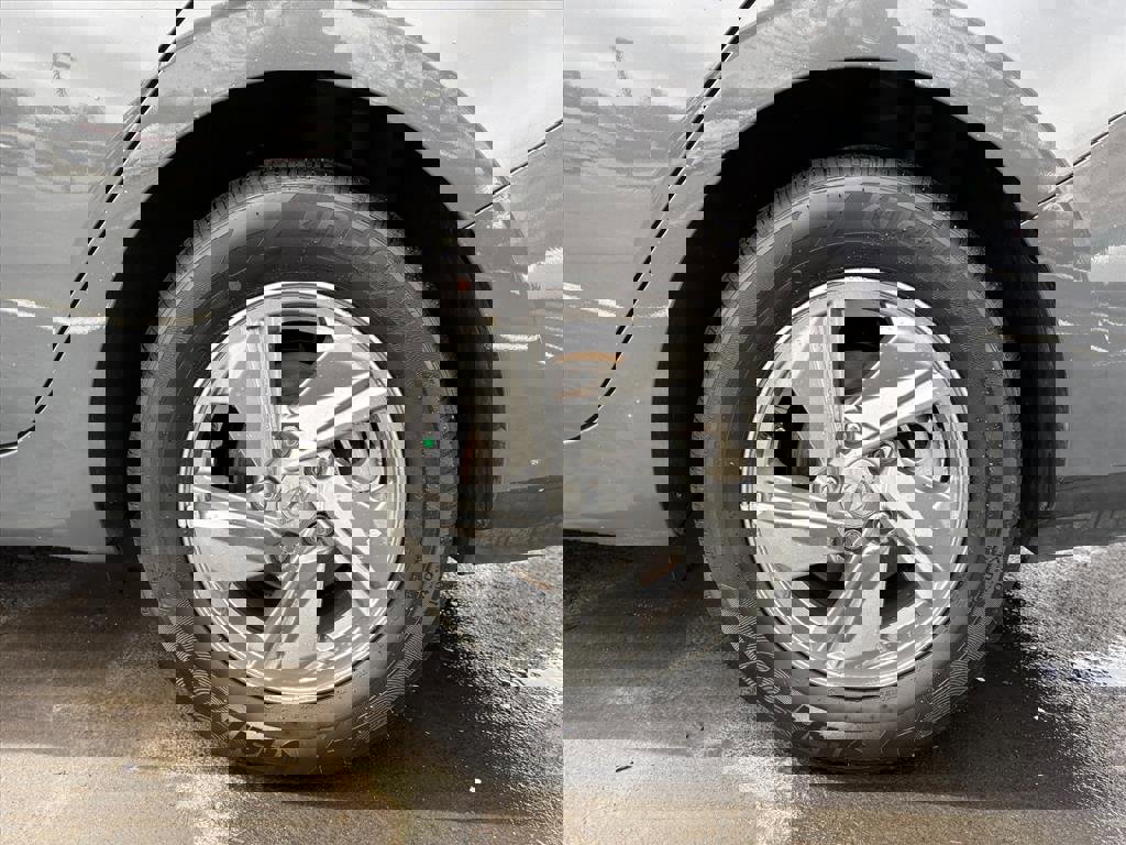 Certified 2025 Hyundai Elantra SE image 24