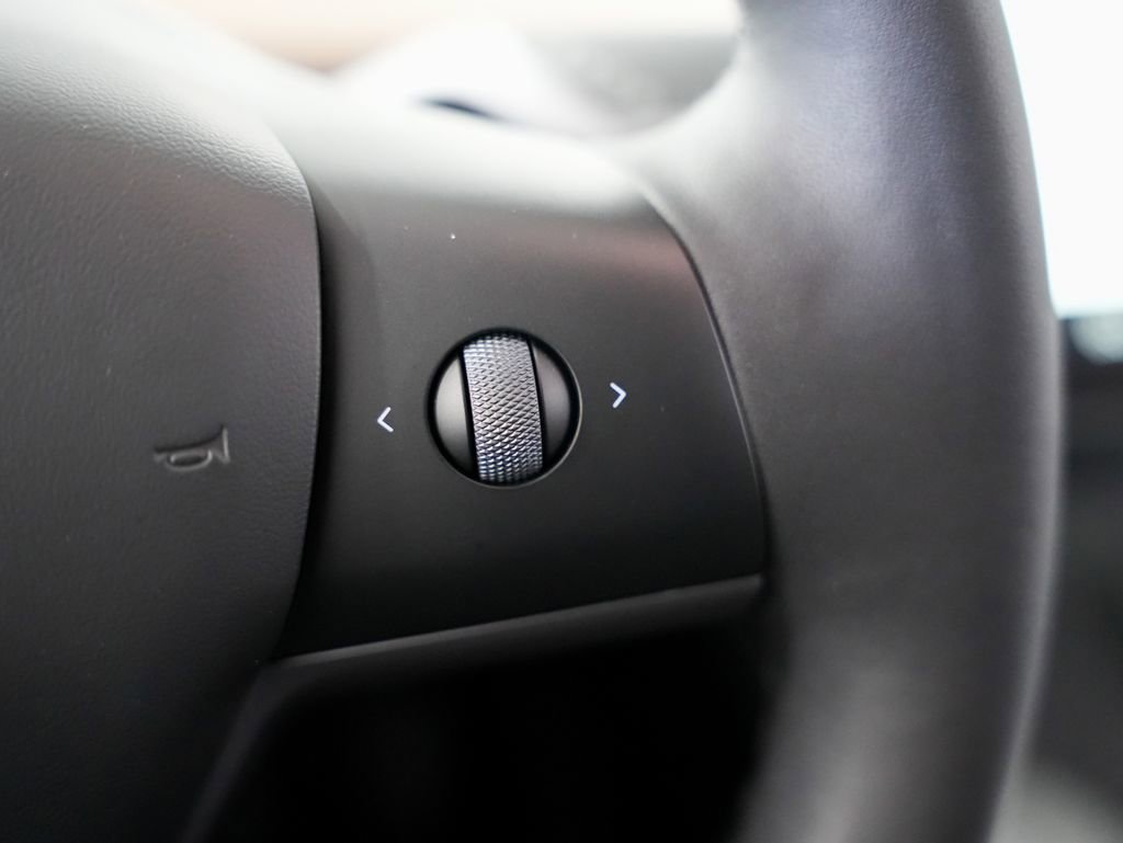 Used 2024 Tesla Model Y Long Range AWD/4WD image 16