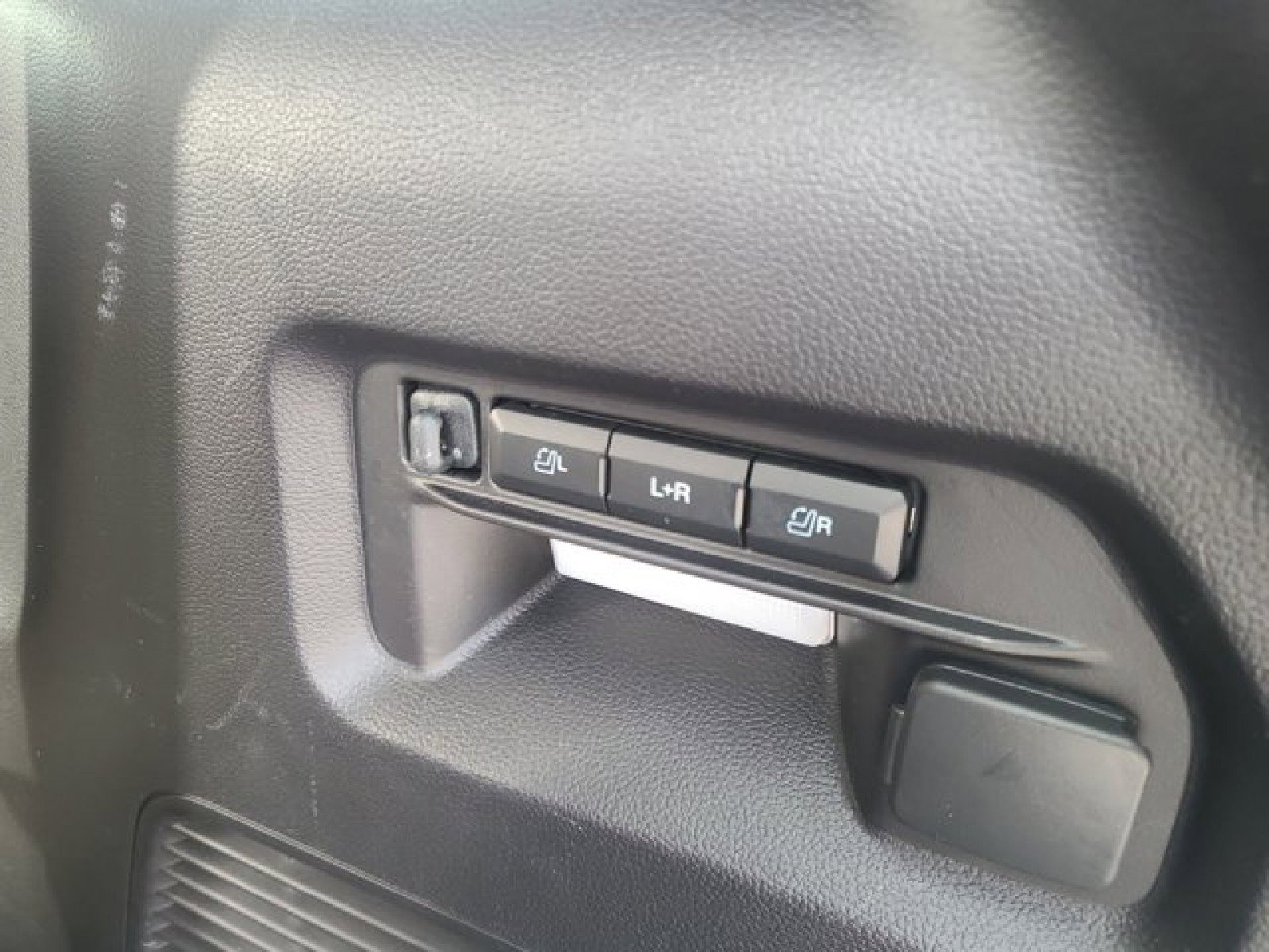 Used 2022 Ford Explorer Limited w/ Equipment Group 301A AWD/4WD image 39