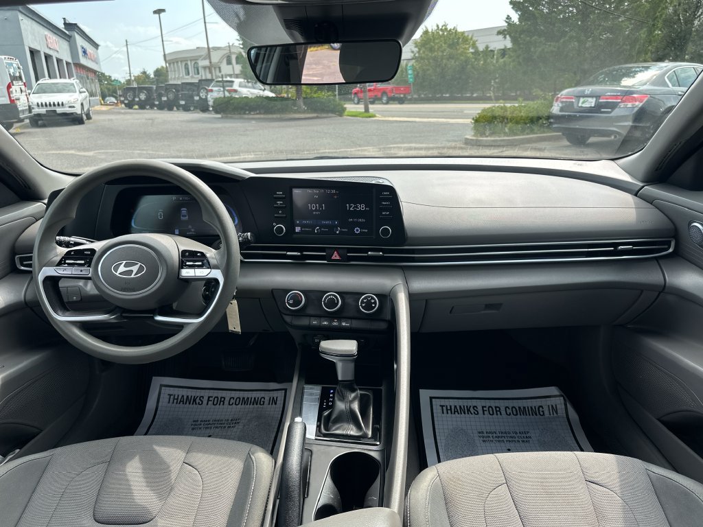 Used 2024 Hyundai Elantra SE FWD image 27