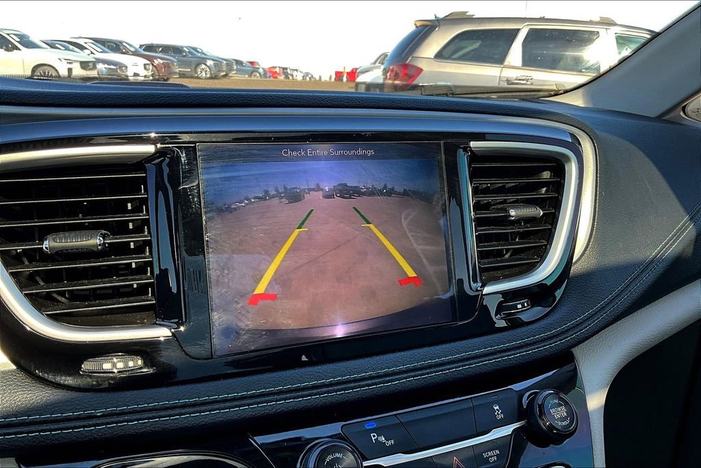 Used 2018 Chrysler Pacifica Limited image 28