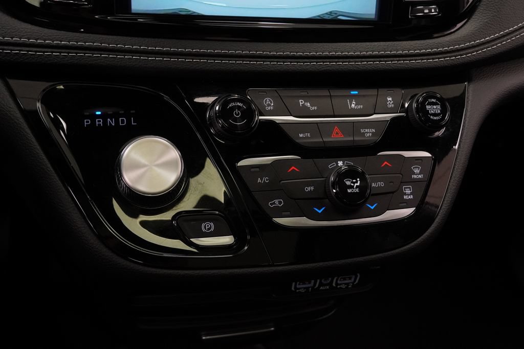 Certified 2025 Chrysler Pacifica Select AWD/4WD image 33
