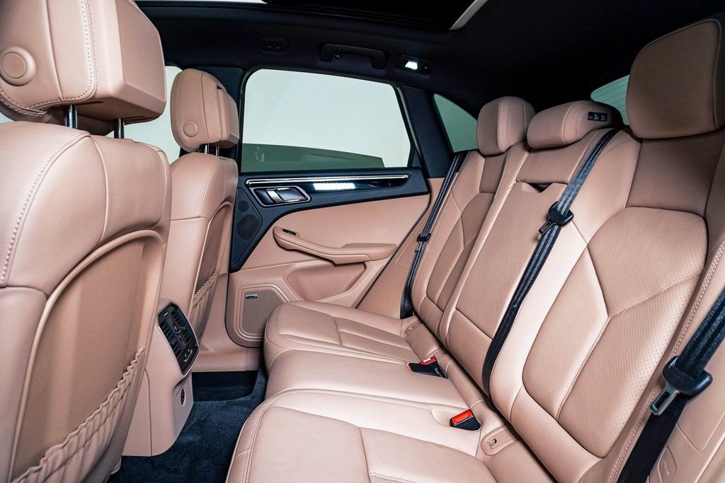 Certified 2025 Porsche Macan AWD/4WD image 17