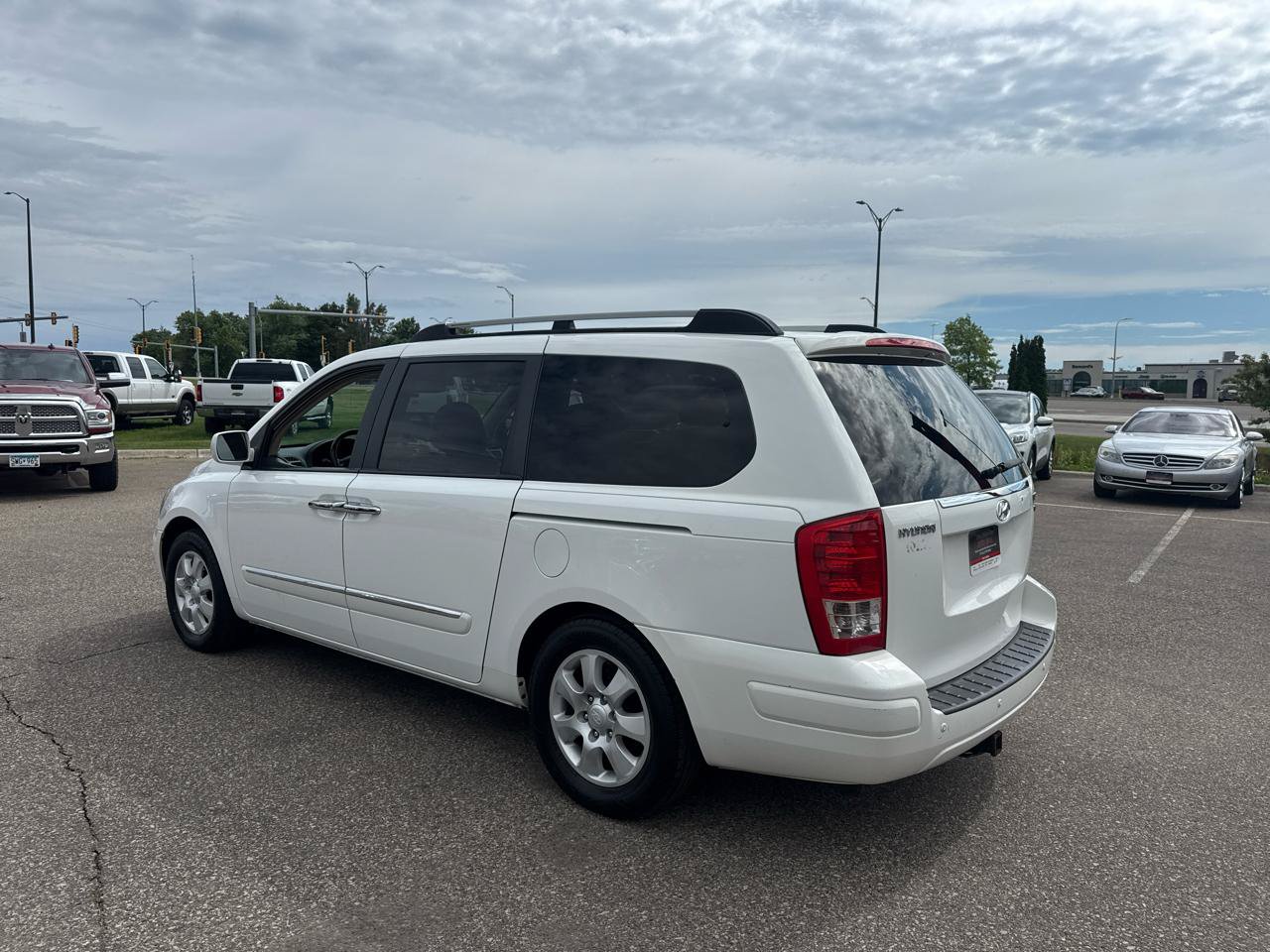 Used 2007 Hyundai Entourage Limited FWD image 3