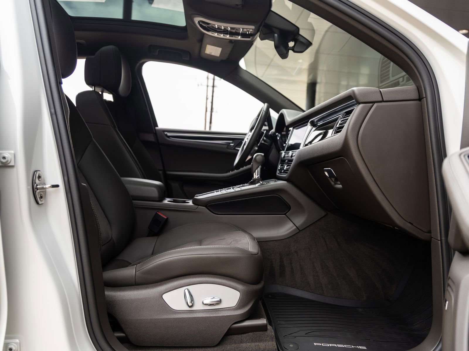 Certified 2021 Porsche Macan AWD/4WD image 42