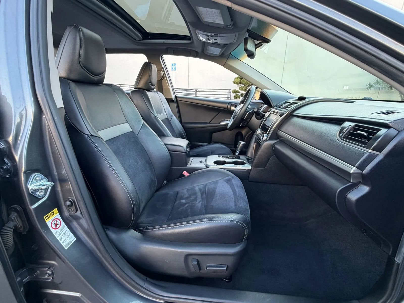 Used 2012 Toyota Camry SE w/ Leather Pkg FWD image 12