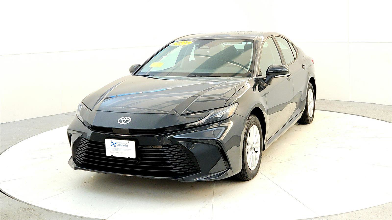 Used 2025 Toyota Camry LE image 2