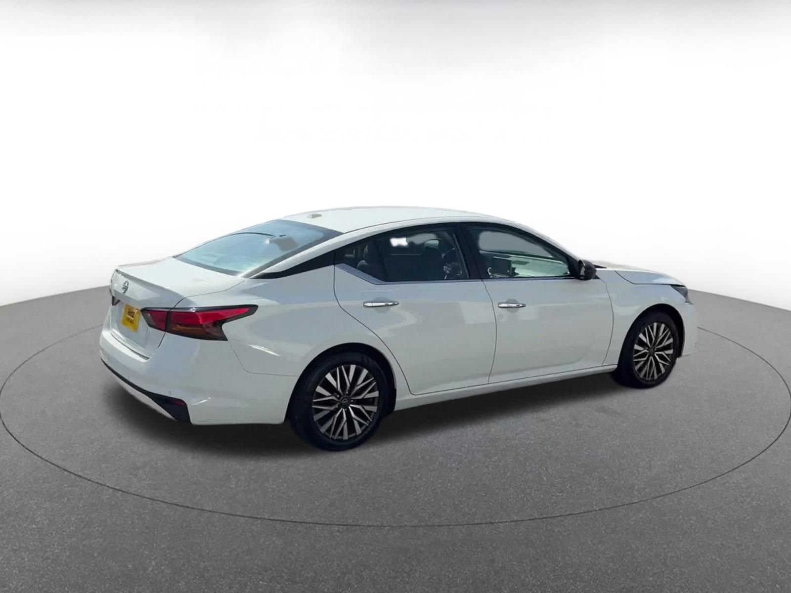 Used 2025 Nissan Altima 2.5 SV image 15