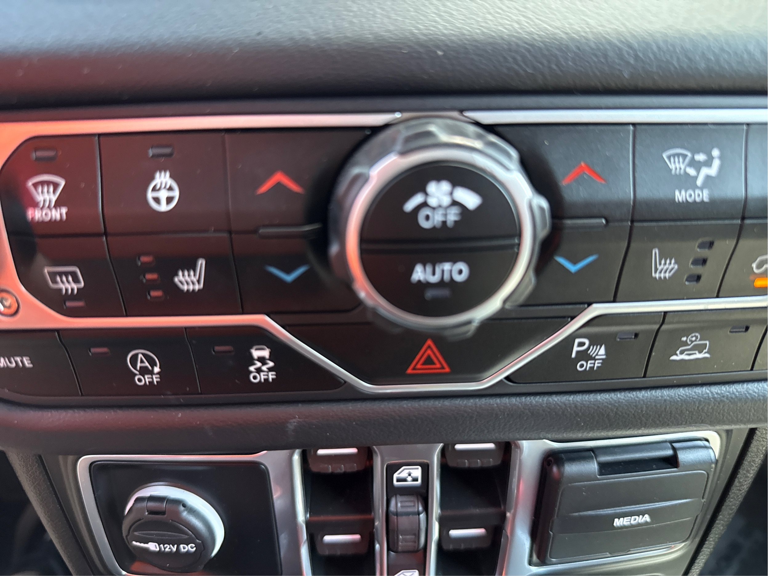 Used 2024 Jeep Wrangler Unlimited Rubicon w/ Technology Group AWD/4WD image 28