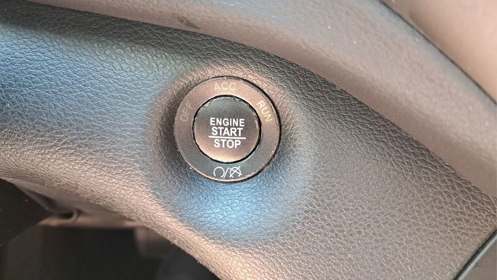 Used 2019 Jeep Cherokee Latitude Plus w/ Comfort/Convenience Group FWD image 27