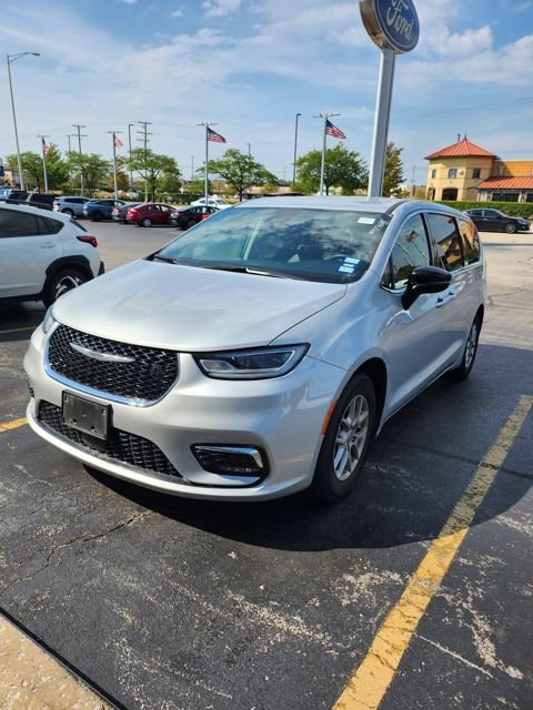 Used 2024 Chrysler Pacifica Touring-L FWD image 11