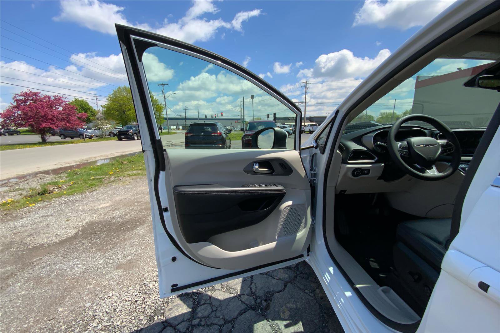 Used 2023 Chrysler Pacifica Touring-L FWD image 20