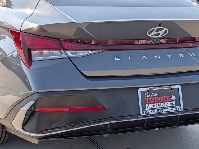 Used 2025 Hyundai Elantra SE FWD image 8