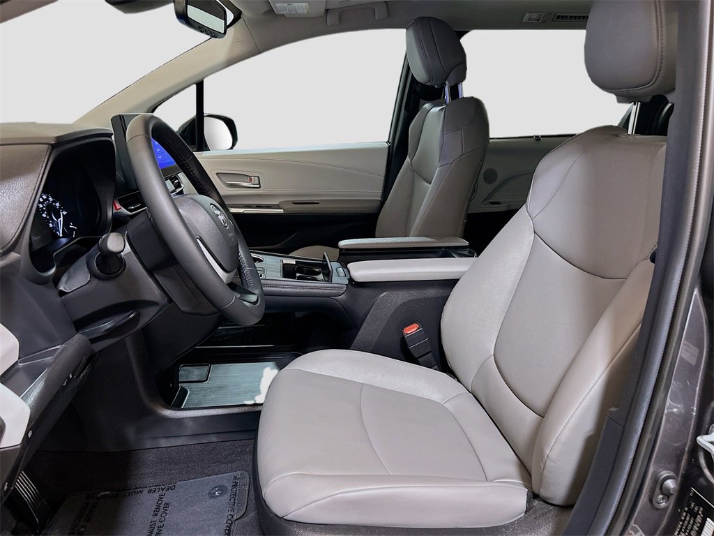 Used 2025 Toyota Sienna XLE image 18