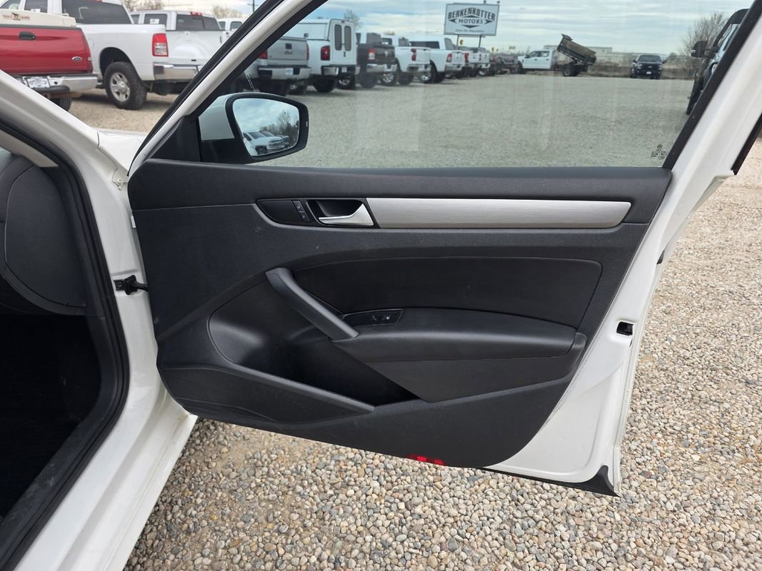 Used 2015 Volkswagen Passat TDI SE image 9