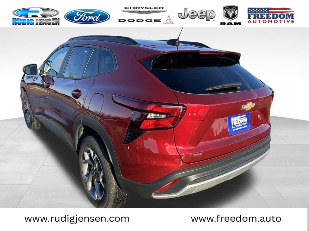 Used 2025 Chevrolet Trax LT image 8