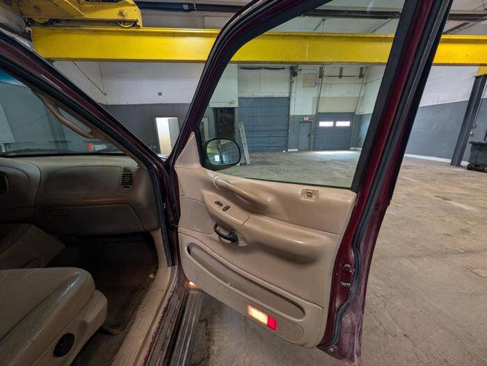 Used 2001 Ford Expedition XLT AWD/4WD image 31