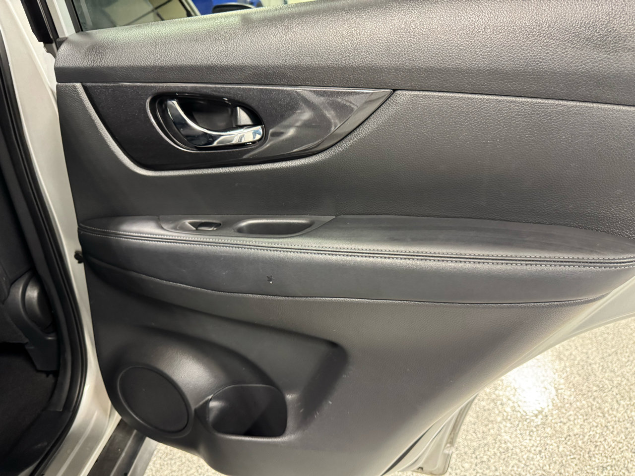 Used 2017 Nissan Rogue SV image 11