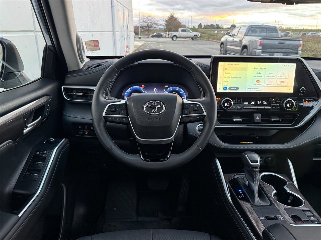Used 2023 Toyota Highlander Platinum image 13