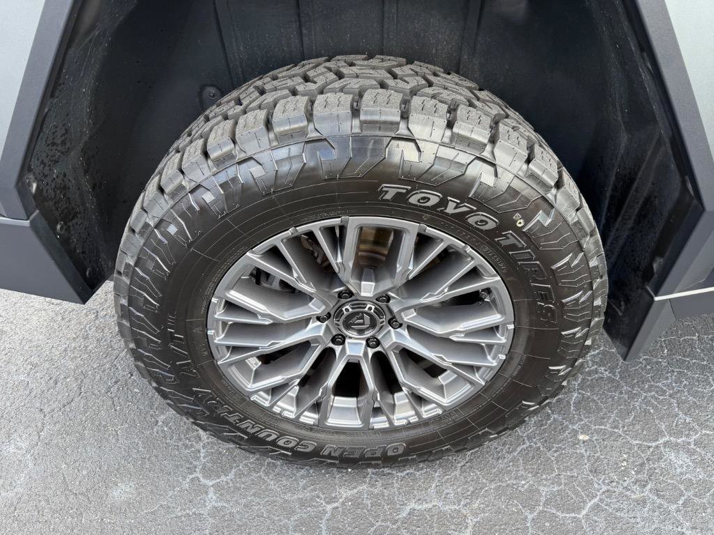 Used 2024 Tesla Cybertruck AWD Crew Cab image 22